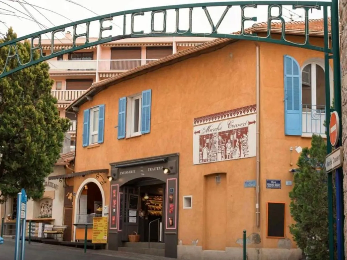 Sainte-Maxime: Appartement 2 Pieces Renove Avec Terrasse, Climatisation Et A 2 Pas De La Plage - Fr-1-226-498